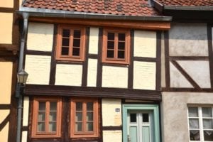 Houses that slope – cosmetic problem or a structural one?